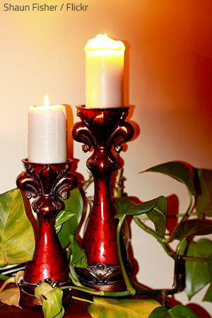 Candles are symbolic housewarming gifts.