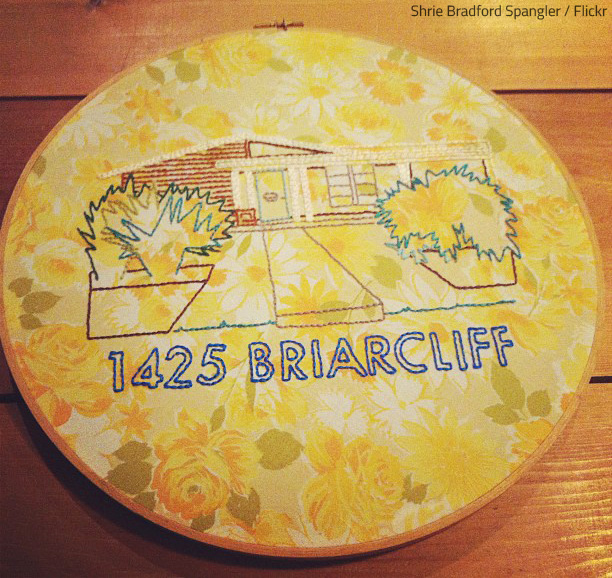 Personalized housewarming gifts are very appropriate for the occasion.