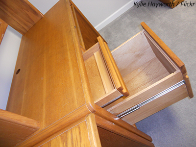 How to disassemble a desk