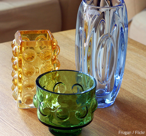Packing glass vases is no different than packing tumblers and glass cups.