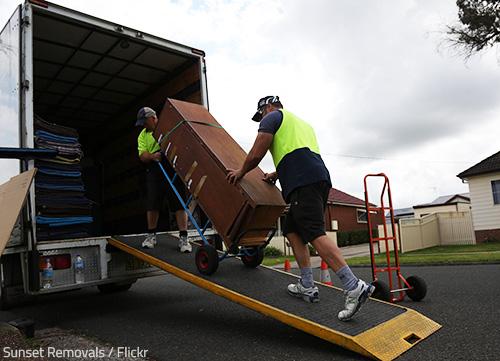 How much notice does a moving company need depends on the time of the move, the moving distance, and the required moving services.