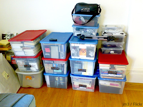 Plastic boxes for moving are a good alternative to cardboard boxes.